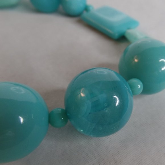 Chunky Turquoise Colored Lucite Necklace - Picture 5 of 12